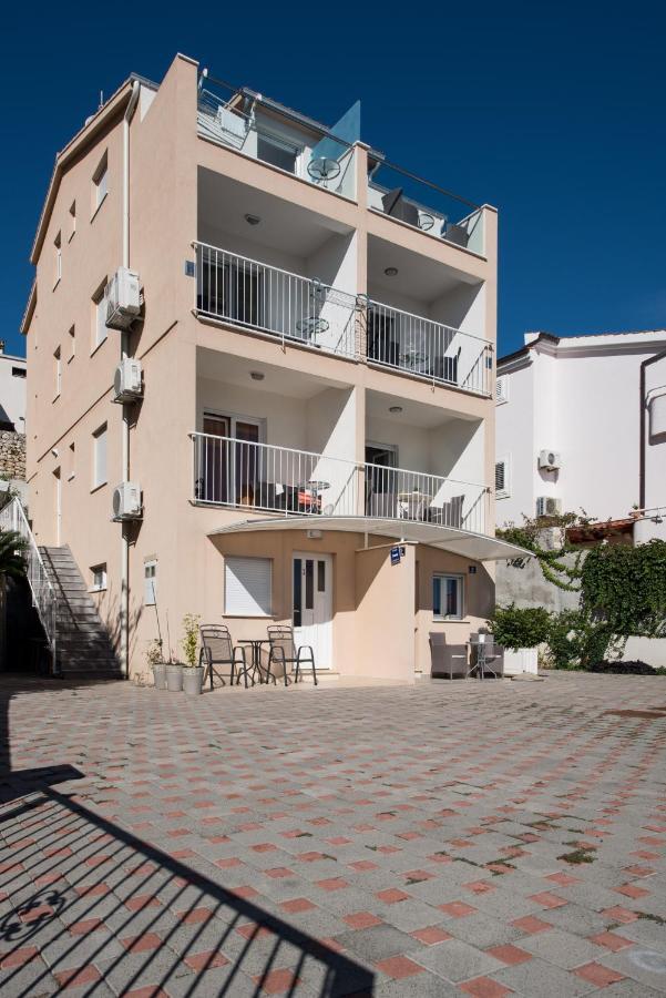 Amneris Apartment *