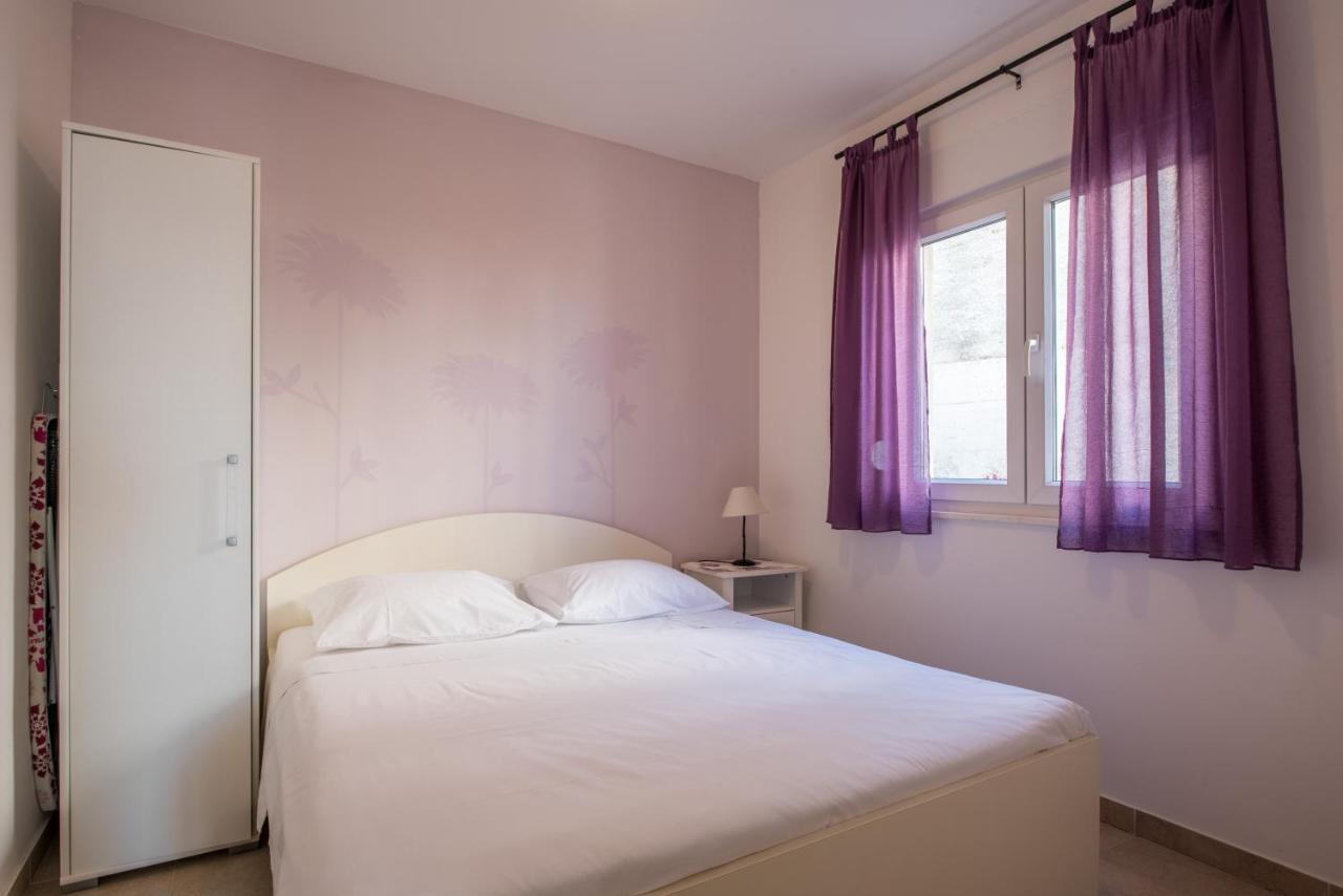 Amneris Apartment *