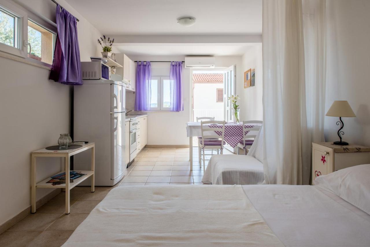 Amneris Trogir